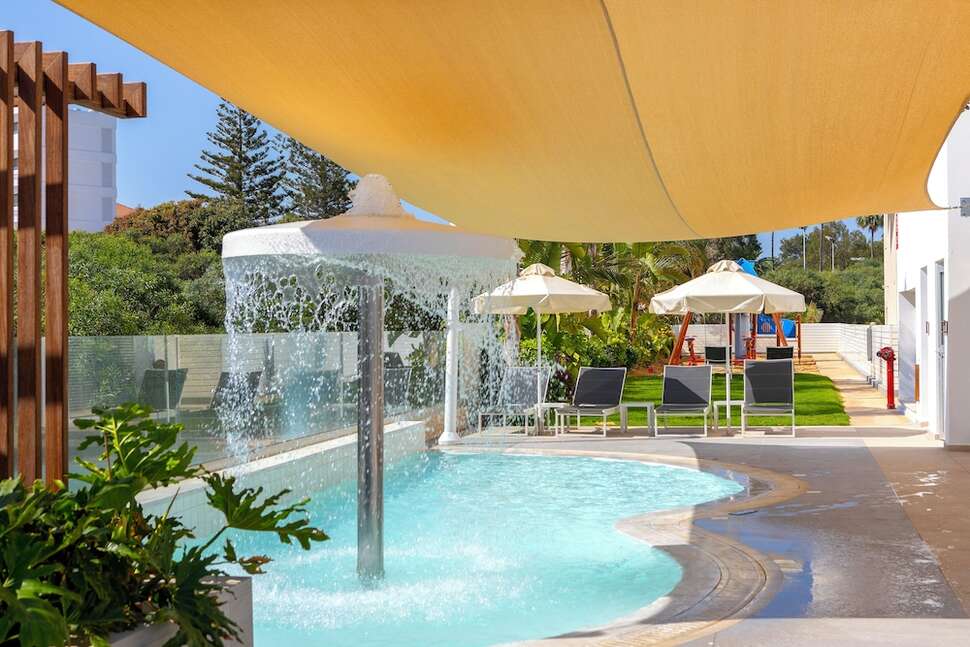 Een foto van het zwembad bij Nissiblu Beach Resort