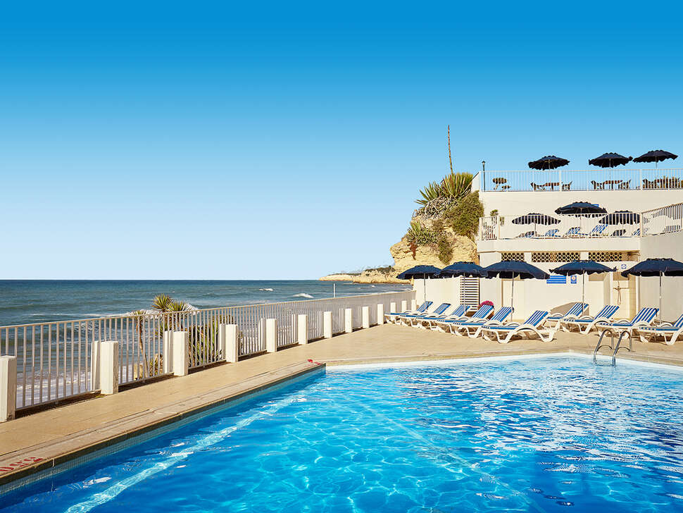 Een foto van het zwembad bij Holiday Inn Algarve Armacao de Pera