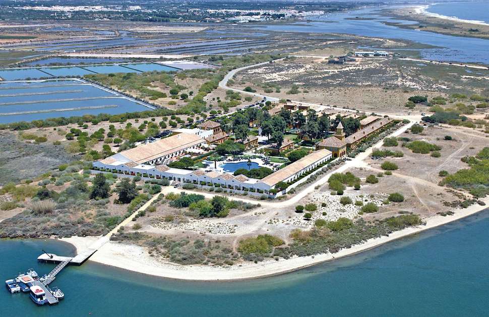 Ein Foto von der Außenansicht des Vila Gale Albacora