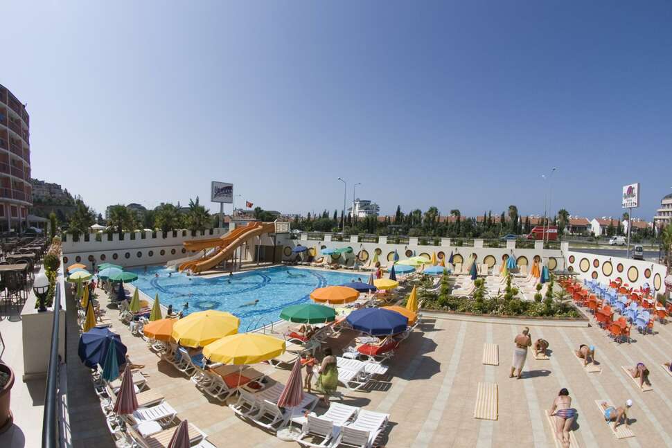 Een foto van het zwembad bij Arabella World Hotel