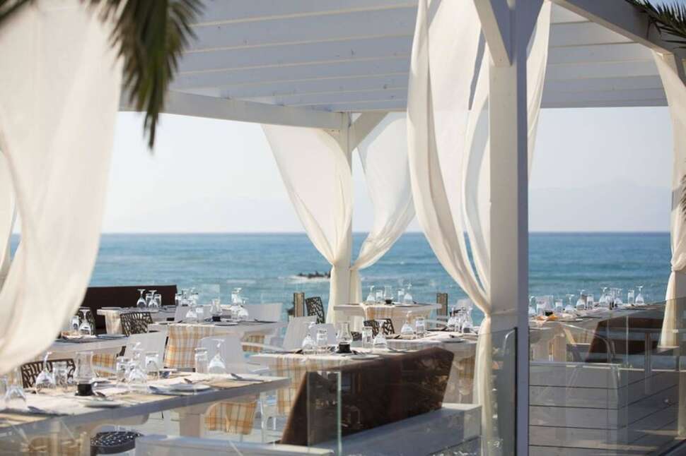 Een foto van het terras bij Mareblue Beach Resort