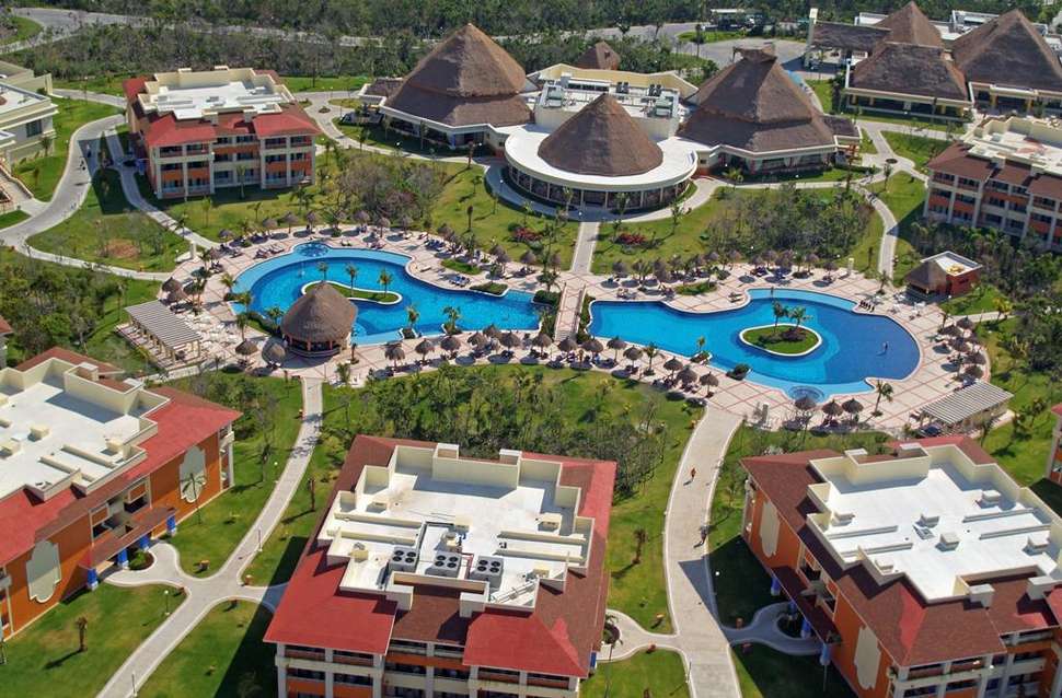 Een foto van het zwembad bij Grand Bahia Principe Coba