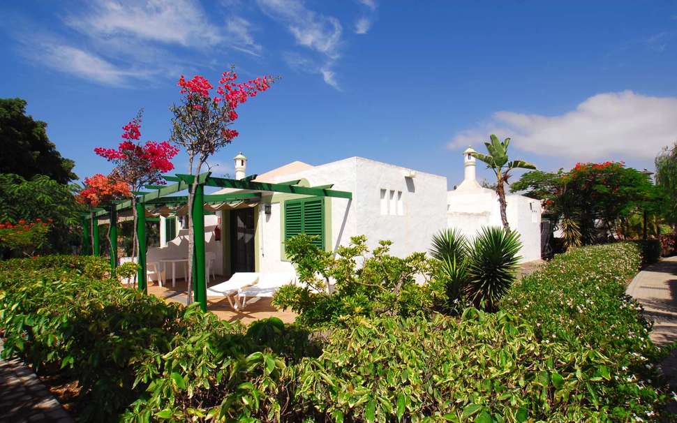 Een foto van het terras bij Cordial Sandy Golf Bungalows