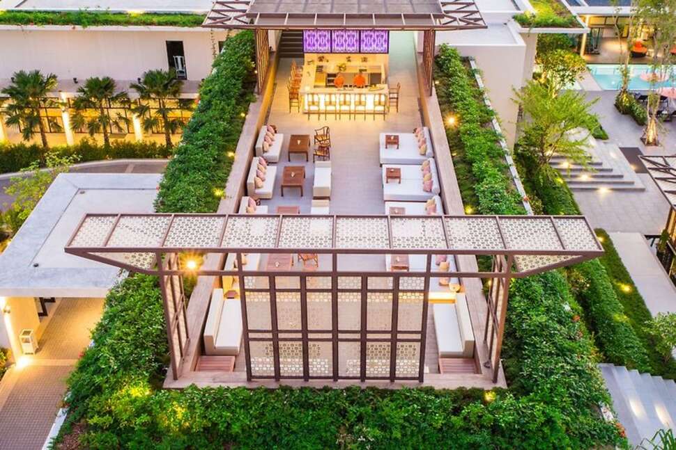Een foto van het terras bij Proud Phuket Hotel