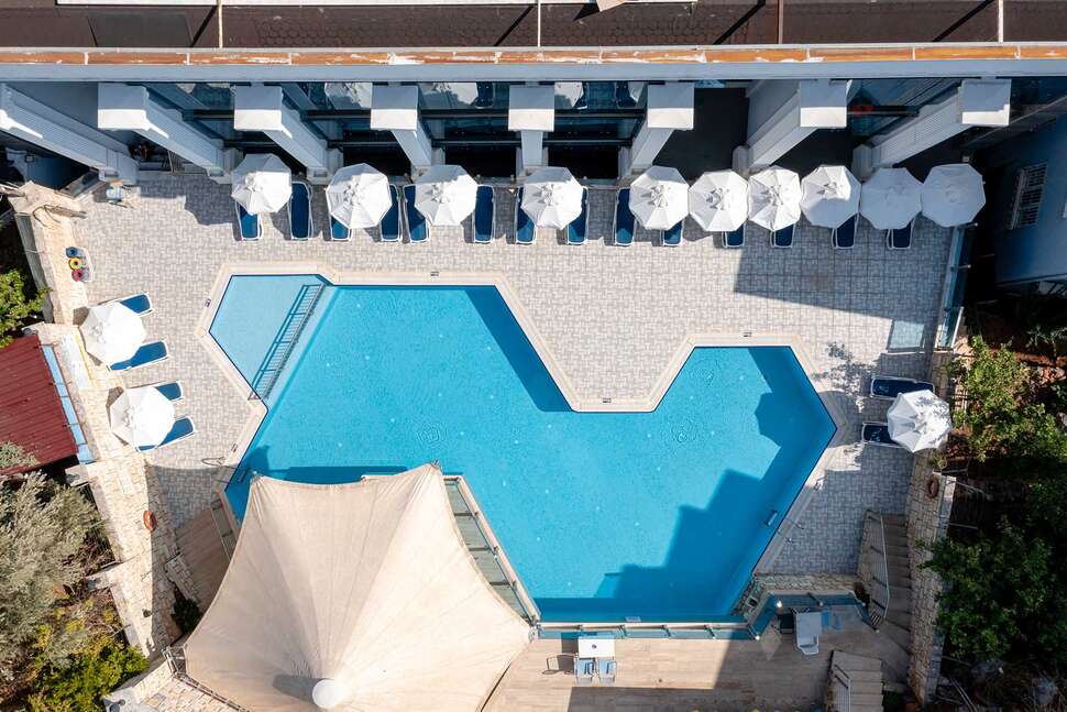 Een foto van het zwembad bij Kaptan Hotel