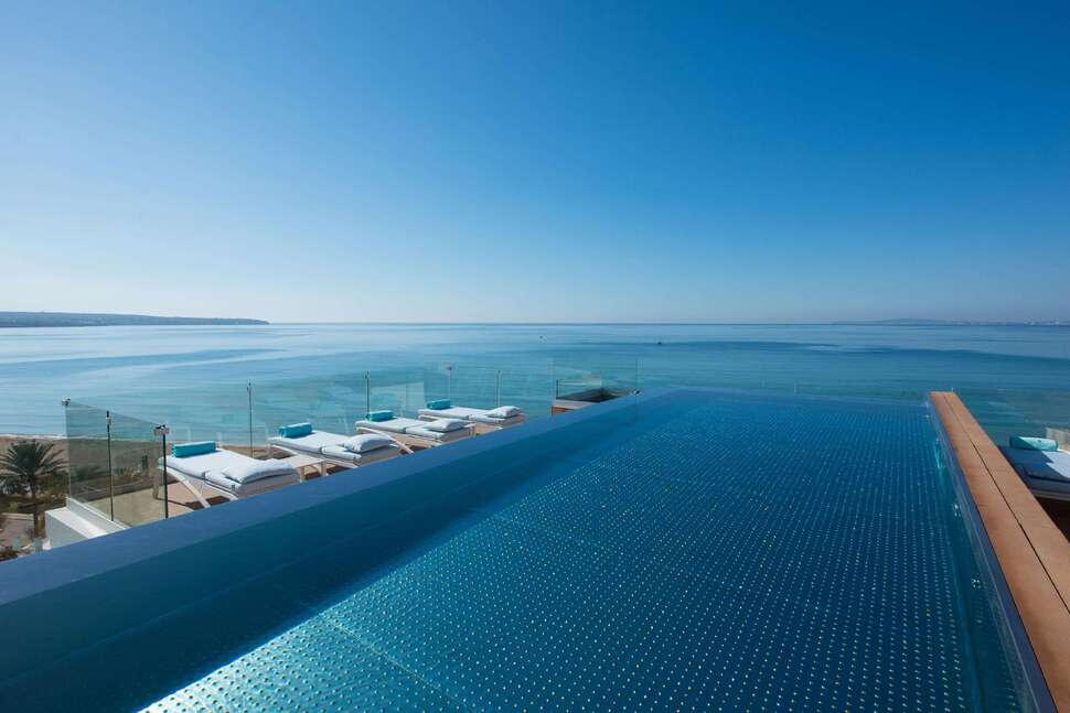 Een foto van het zwembad bij Iberostar Selection Playa de Palma