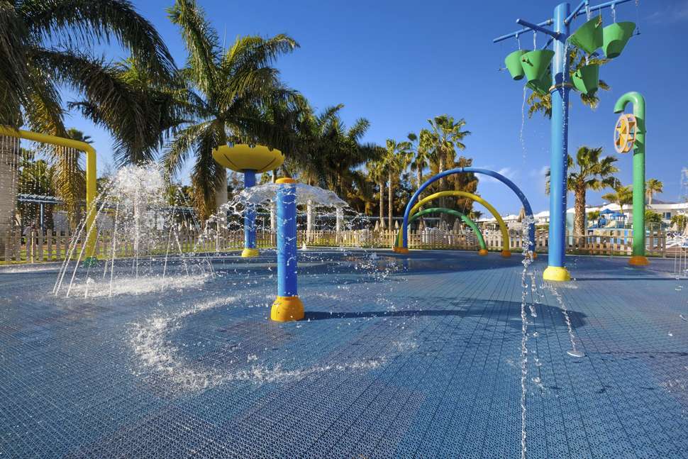 Een foto van het zwembad bij THB Tropical Island