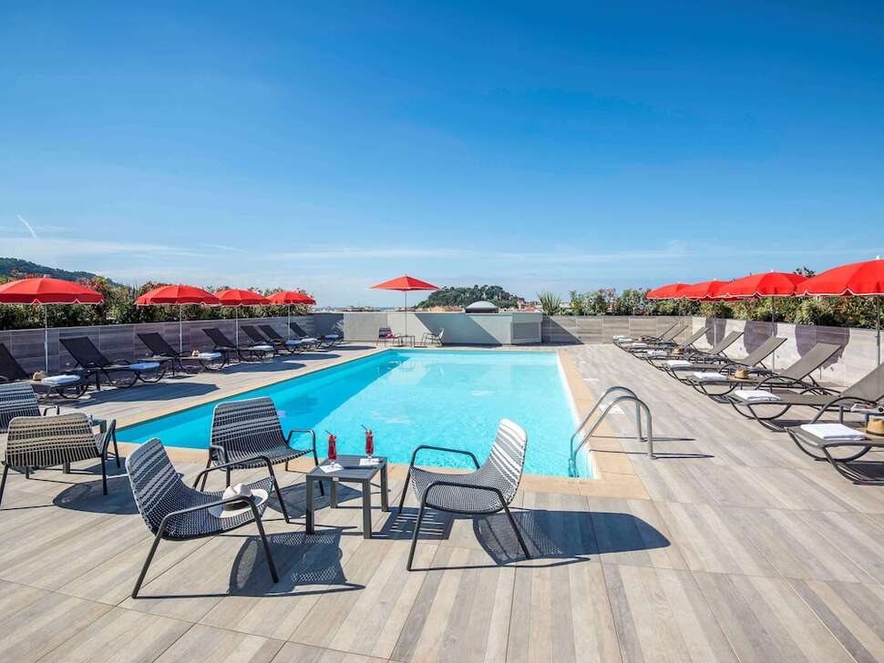 Een foto van het zwembad bij Novotel Nice Centre Vieux Nice