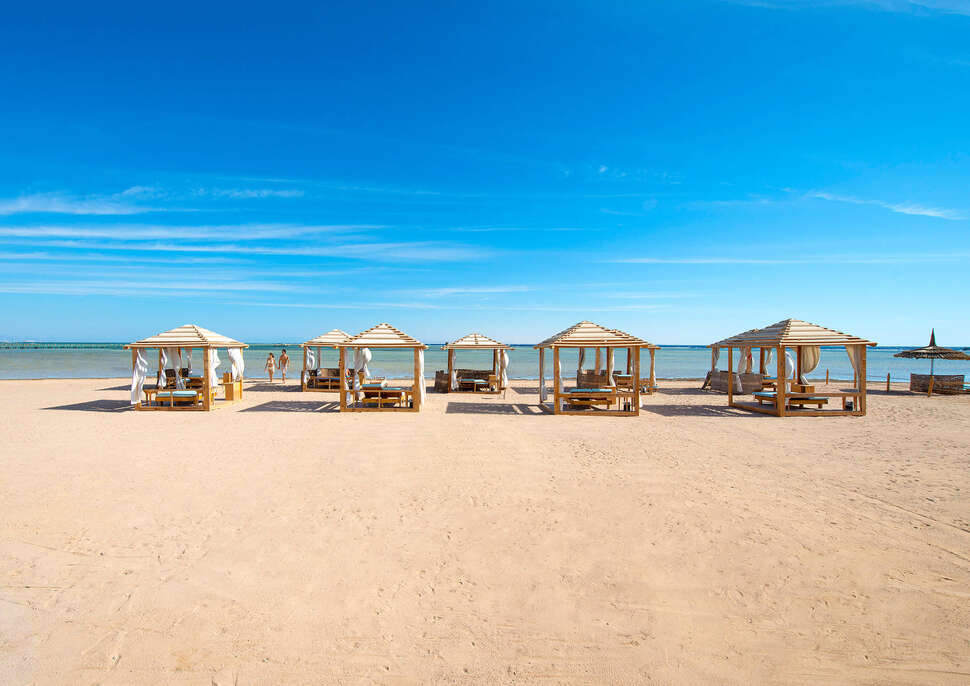 Een foto van het strand bij Amwaj Oyoun Resort & Casino