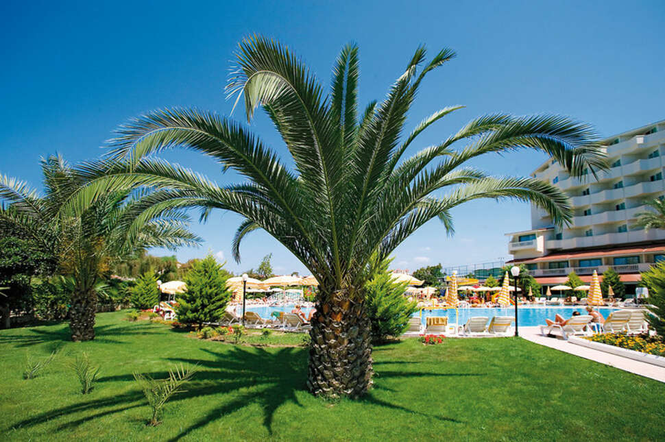 Een foto van het terras bij Febeach Hotel Side