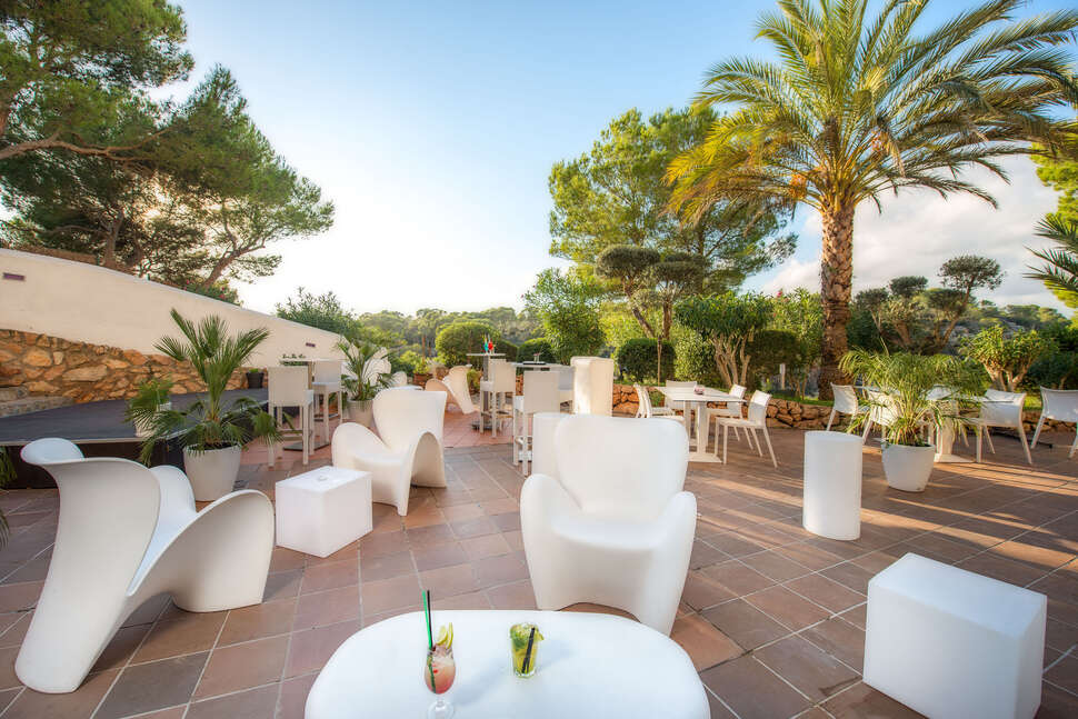 Een foto van het terras bij Ona Cala Pi Club Aparthotel