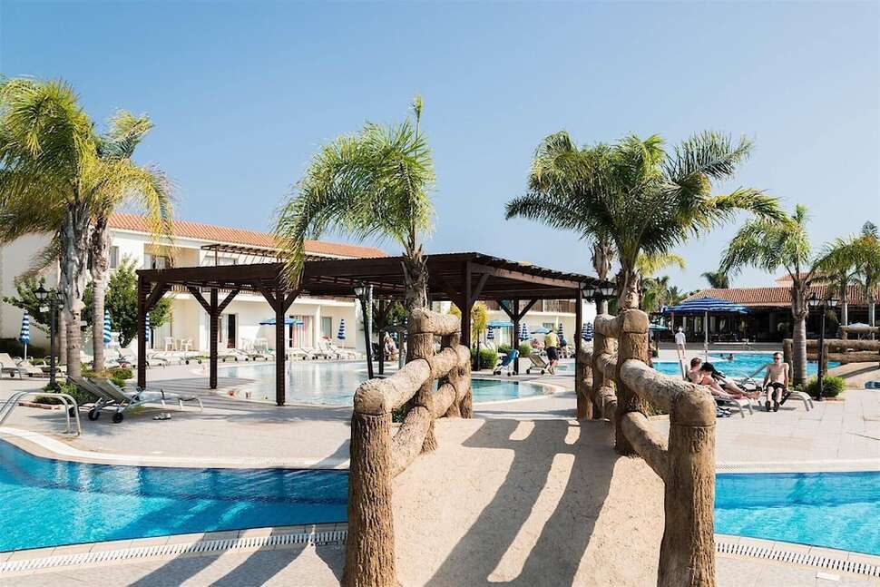 Een foto van het zwembad bij Tsokkos Paradise Village