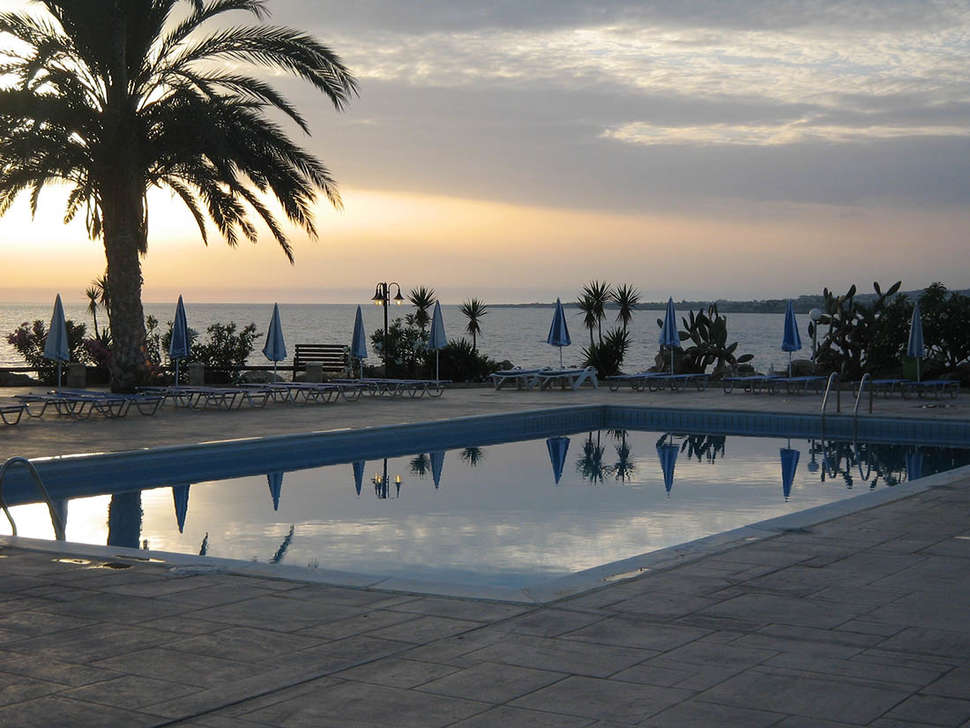 Een foto van het zwembad bij Vrachia Beach Hotel & Suites