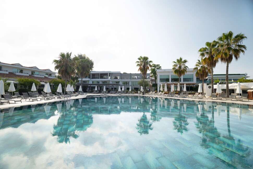 Een foto van het zwembad bij Flora Garden Beach Hotel