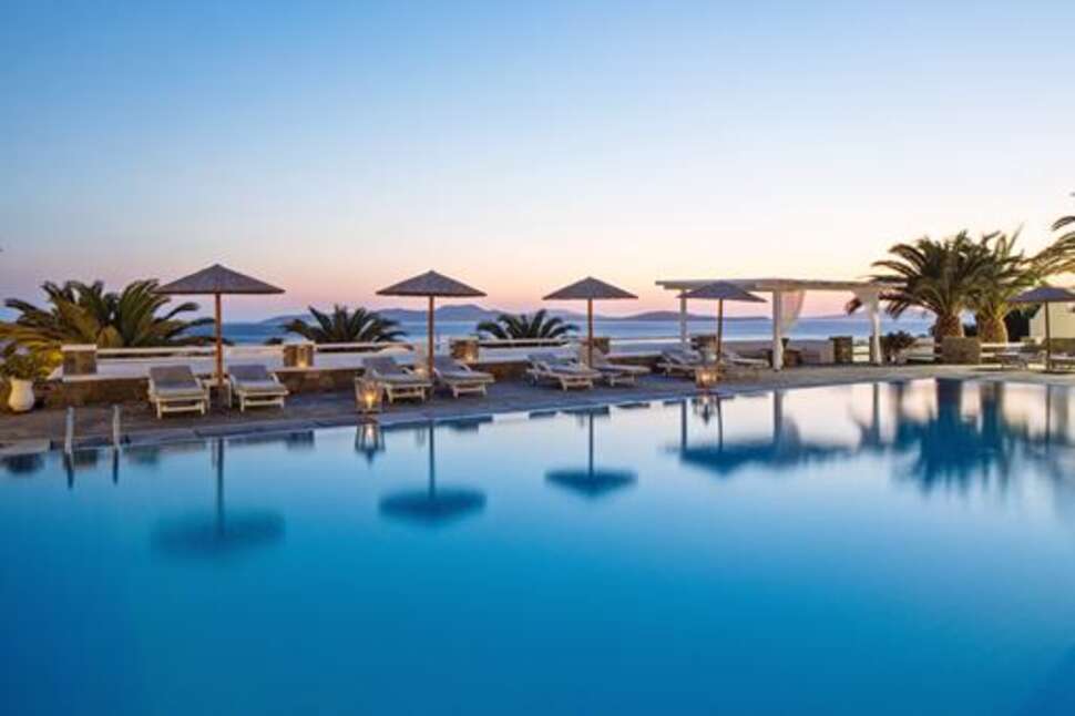 Een foto van het zwembad bij Manoulas Mykonos Beach Resort