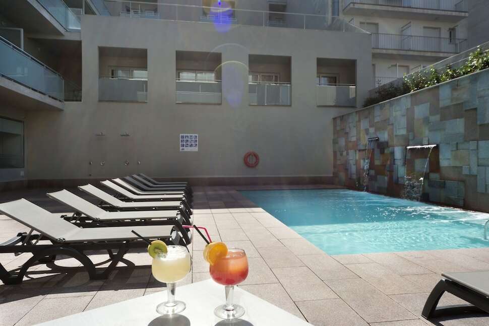 Een foto van het zwembad bij 4R Miramar Calafell