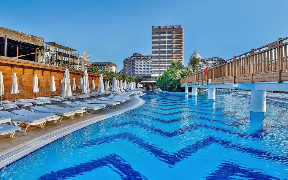 Een foto van het zwembad bij Saturn Palace Resort