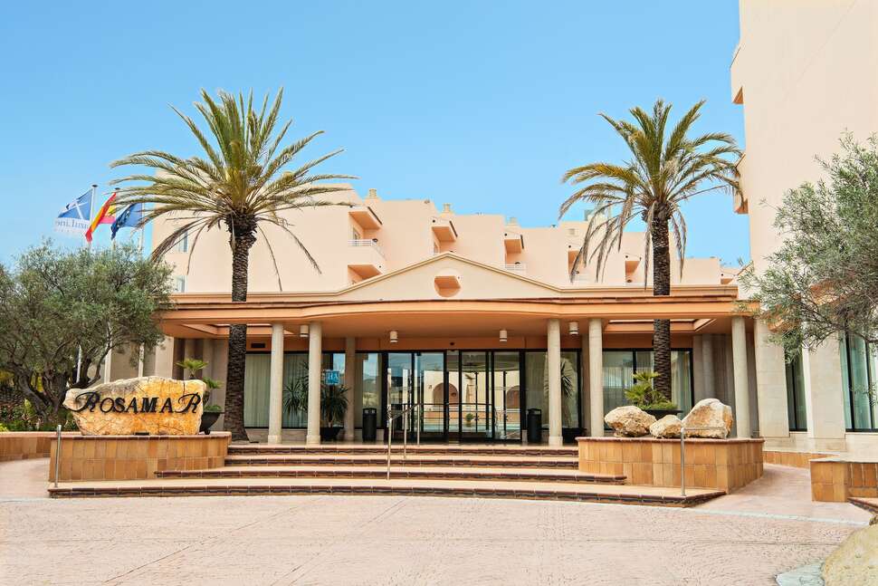 Een foto van de buitenkant van Rosamar Ibiza hotel