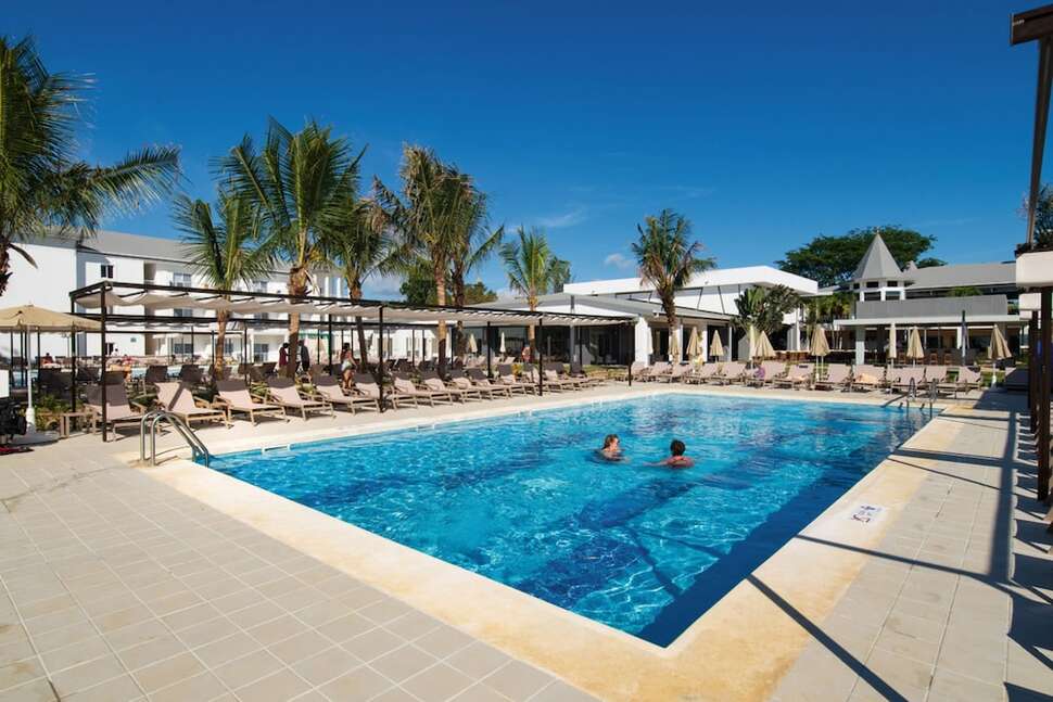Een foto van het zwembad bij Riu Palace Tropical Bay