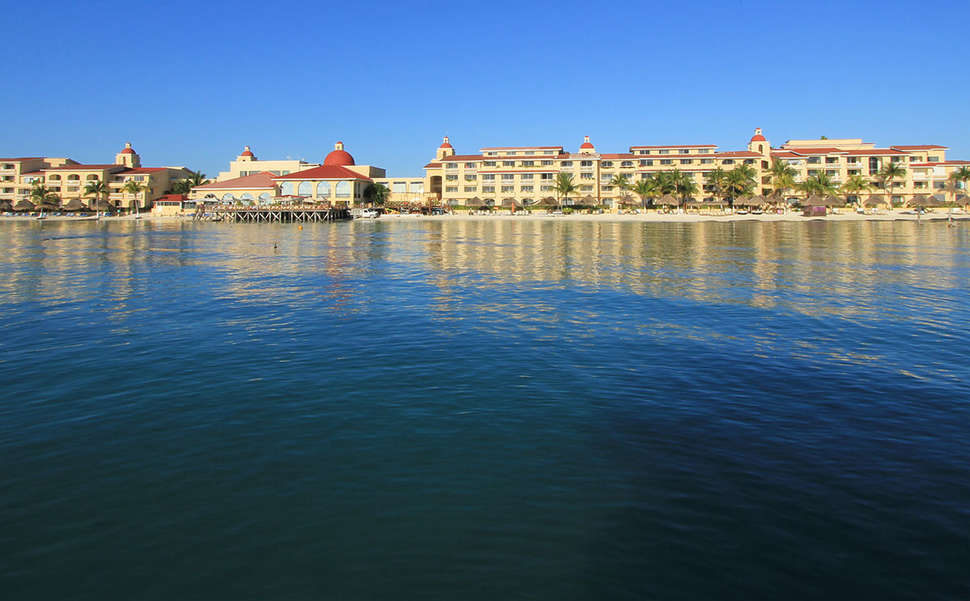 Een foto van de buitenkant van All Ritmo Cancun Resort & Waterpark