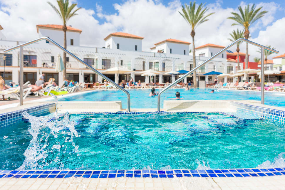 Een foto van het zwembad bij Broncemar Beach Aparthotel