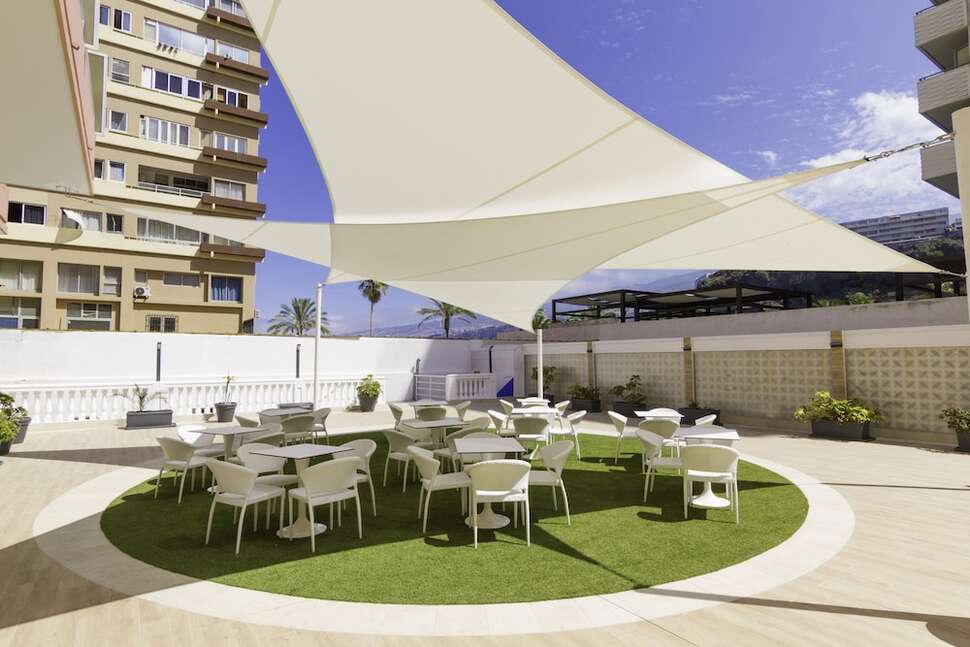 Een foto van het terras bij Checkin Concordia Playa