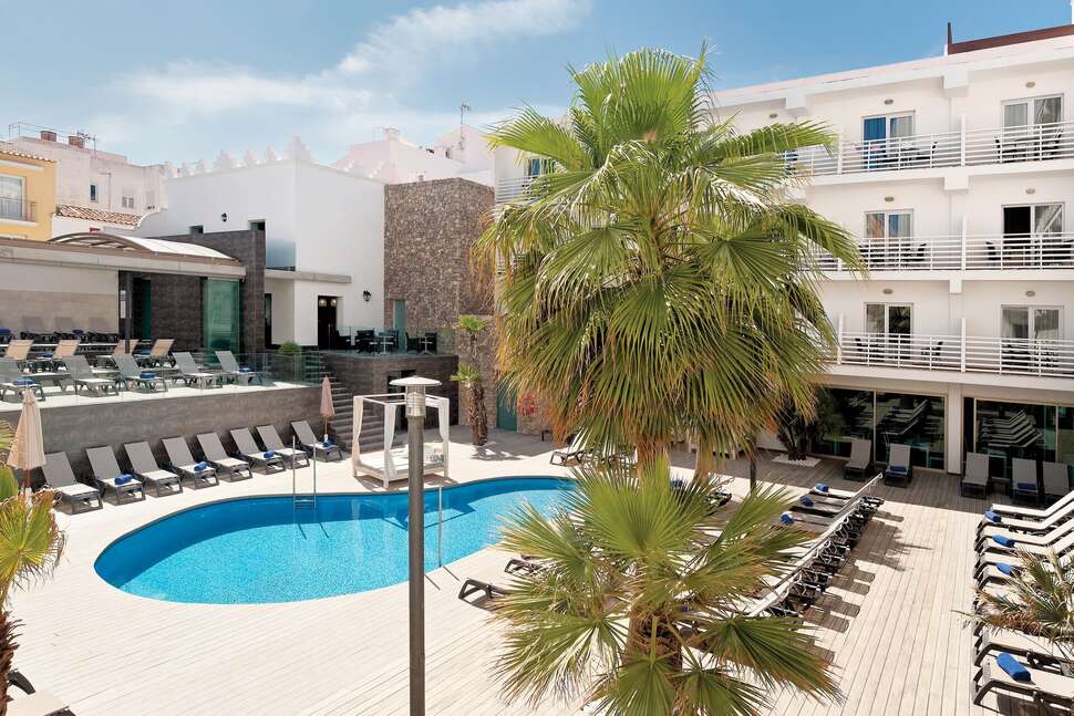 Een foto van het zwembad bij Barcelo Hamilton Menorca