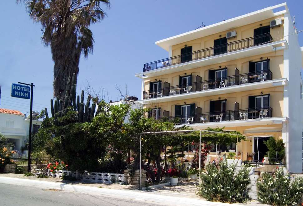 Ein Foto von der Außenansicht des Niki Hotel