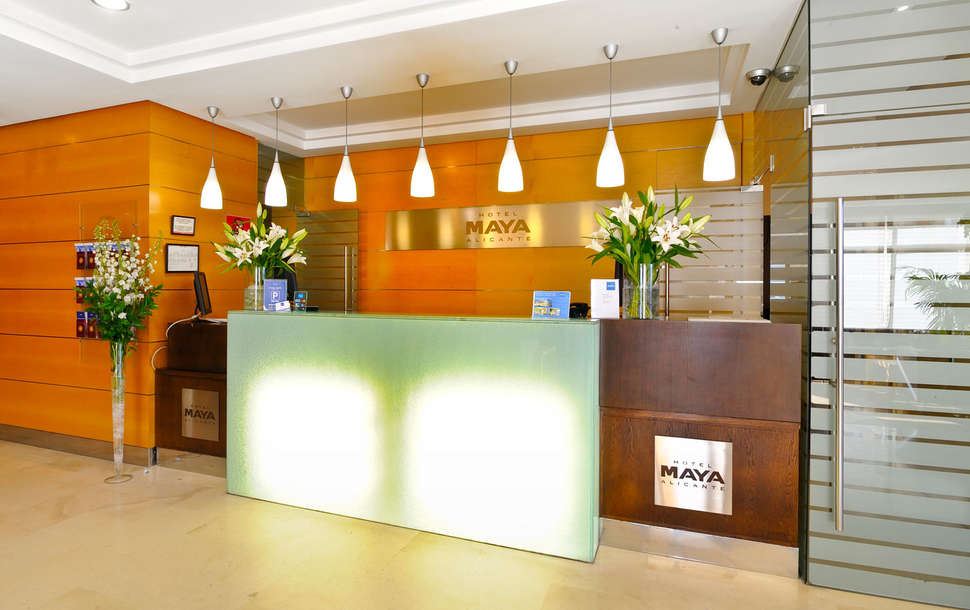 Een foto van het interieur van Sercotel Maya Alicante