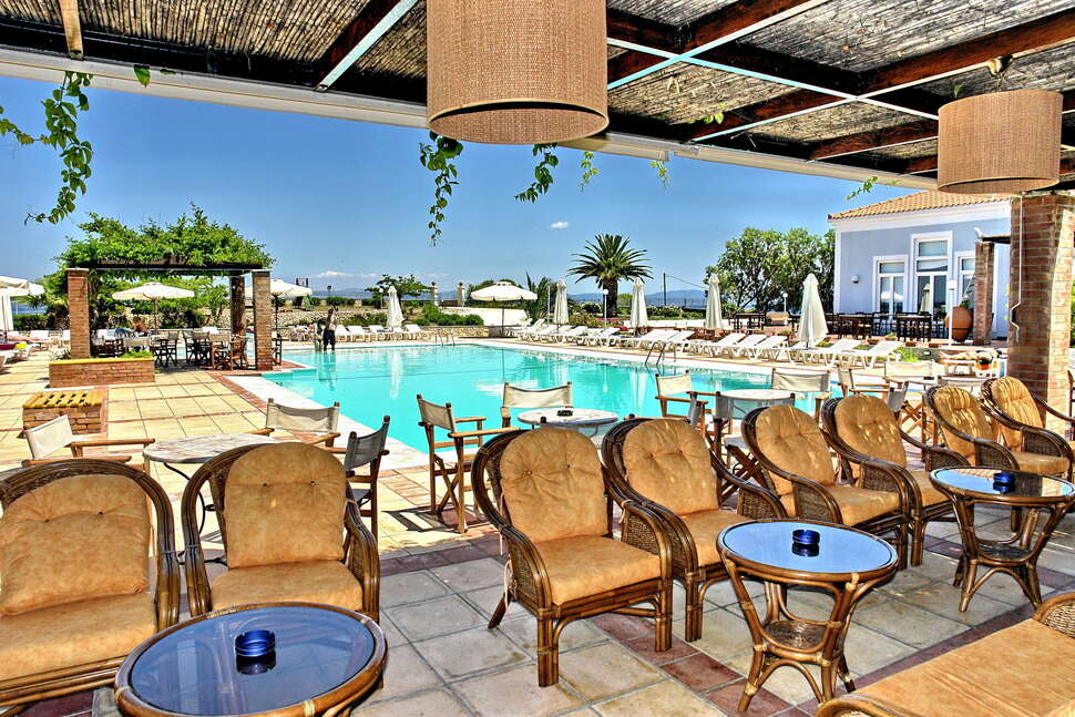 Een foto van het terras bij Panselinos Hotel