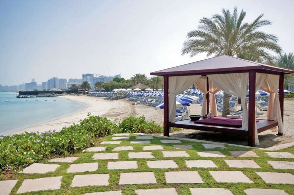 Ein Foto vom Strand beim Radisson Blu Hotel & Resort Abu Dhabi Corniche