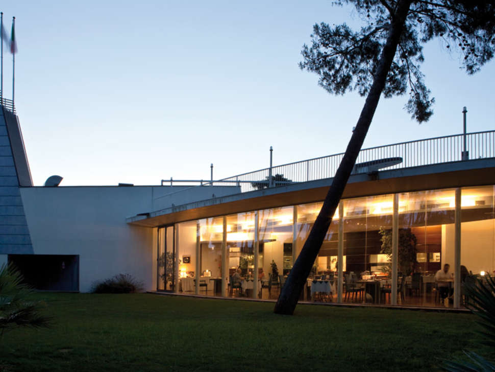 Ein Foto von der Außenansicht des TH Tirrenia Green Park Resort