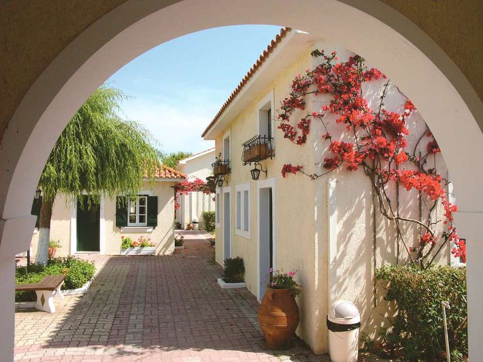 Een foto van de buitenkant van Mouikis Sun Village