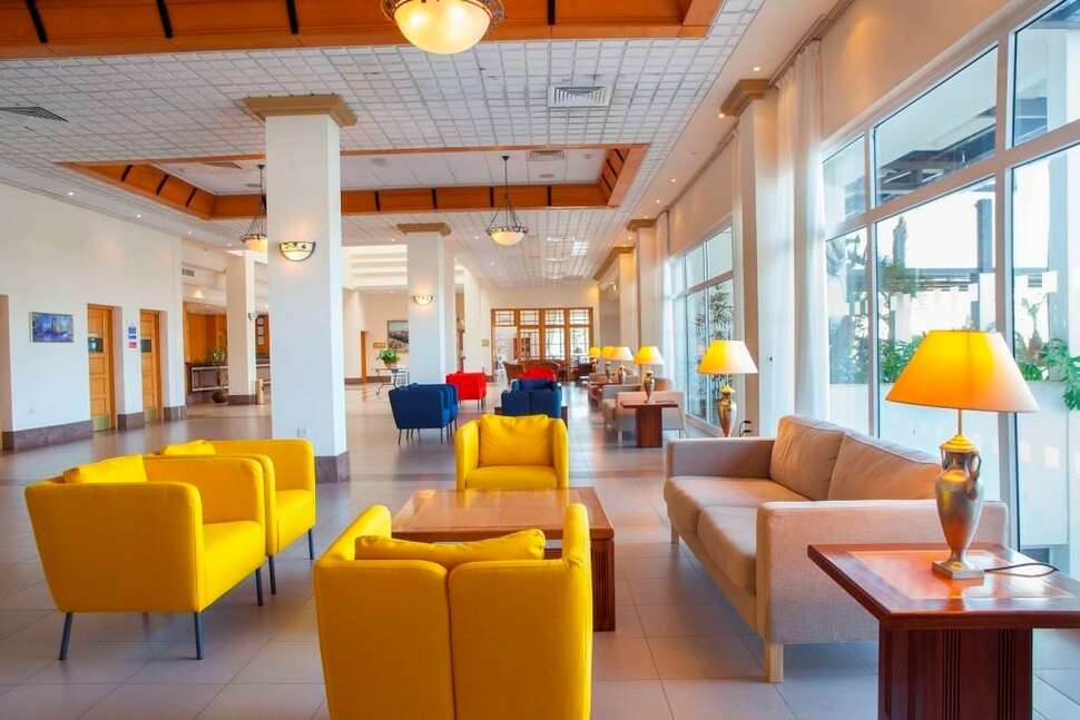 Een foto van het interieur van Faros Hotel
