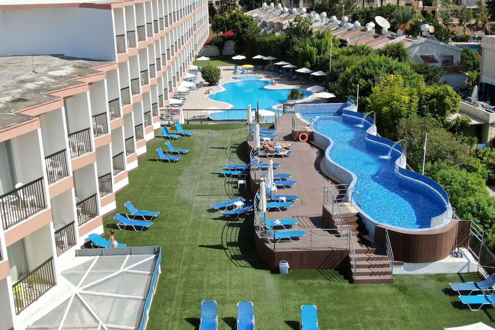 Een foto van het zwembad bij Avlida Hotel