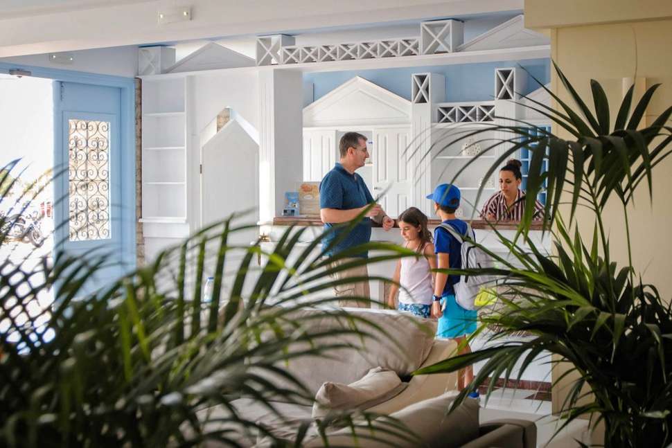 Een foto van het interieur van Erato Seaside Hotel