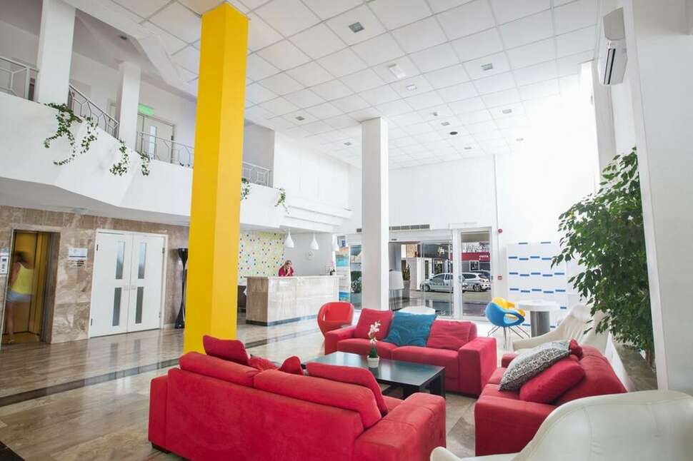 Een foto van het interieur van Napa Jay Hotel