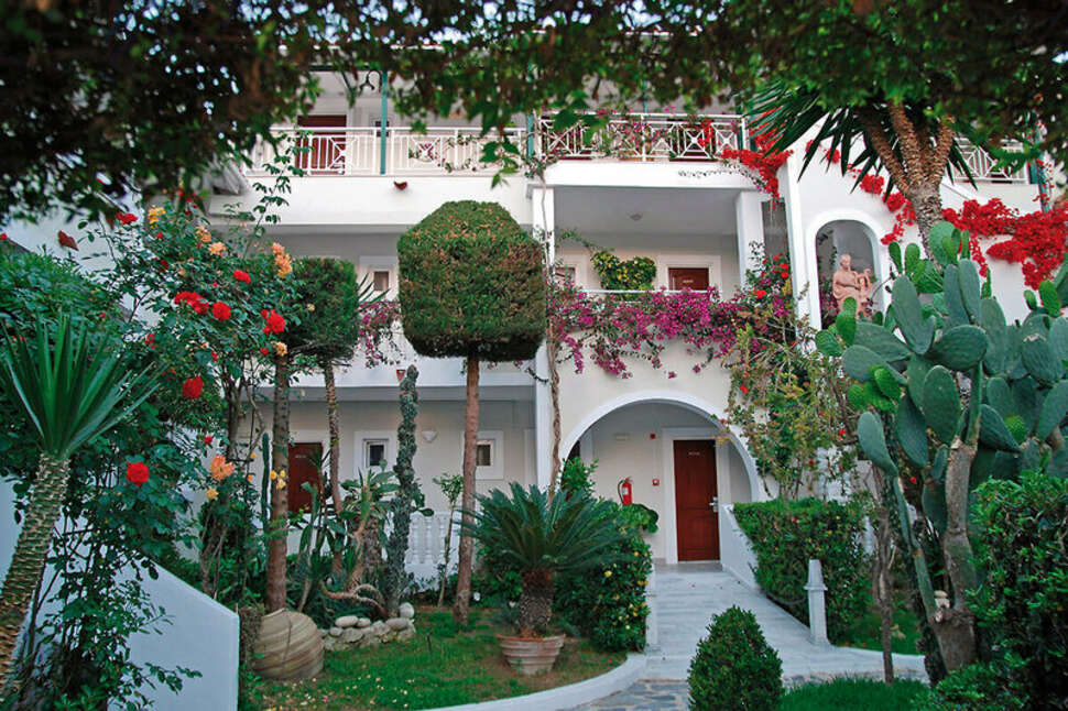 Een foto van de buitenkant van Louros Beach Hotel & Spa