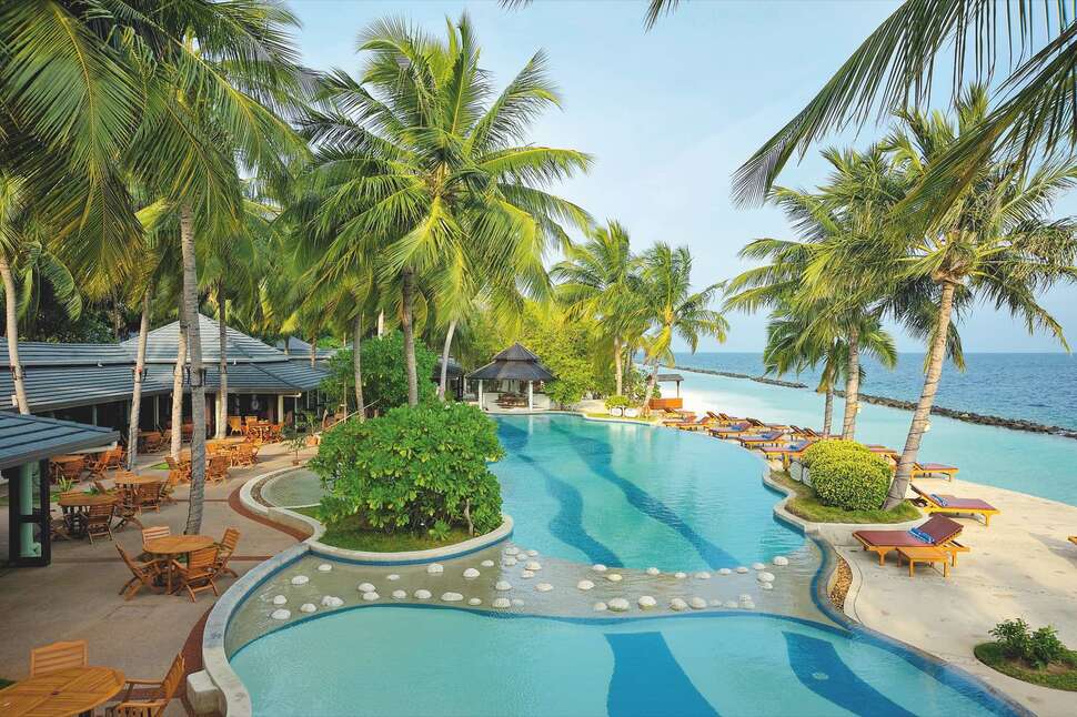 Een foto van het zwembad bij Royal Island Resort & Spa