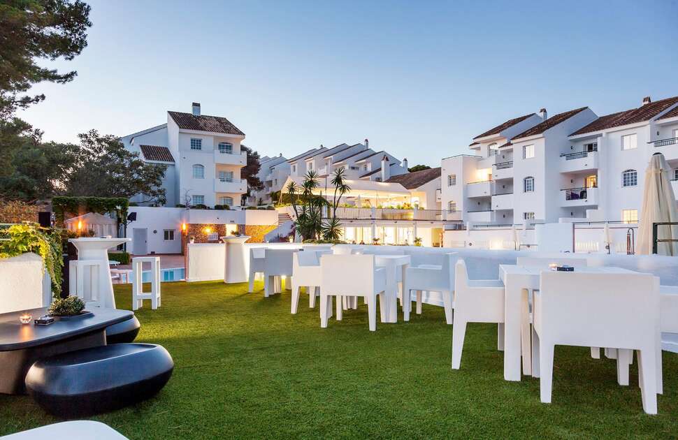 Een foto van het terras bij Hotel Ilunion Menorca