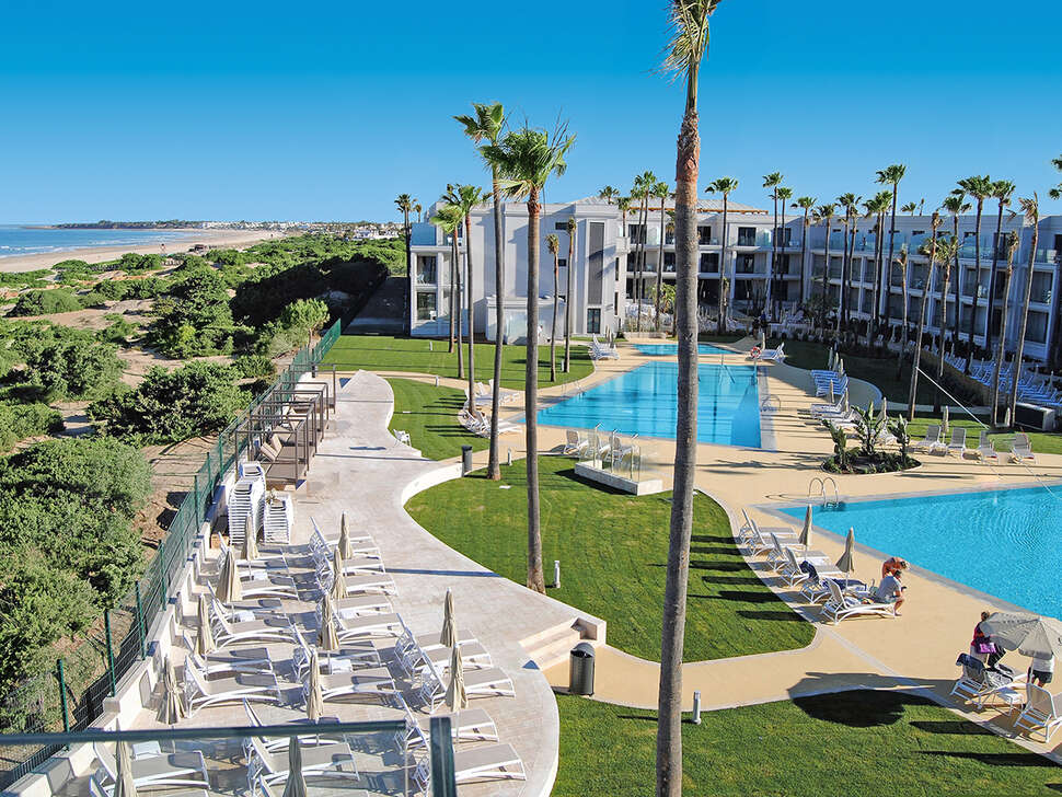 Een foto van het zwembad bij Hipotels Barrosa Park