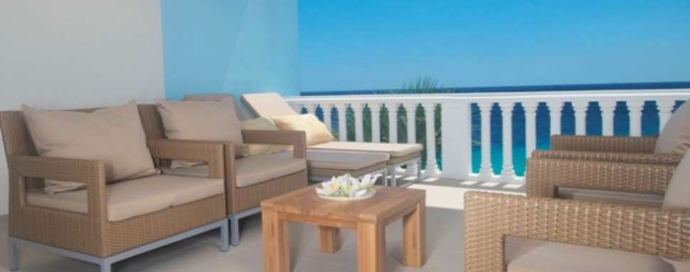 Een foto van het terras bij Blue Bay Golf & Beach Resort