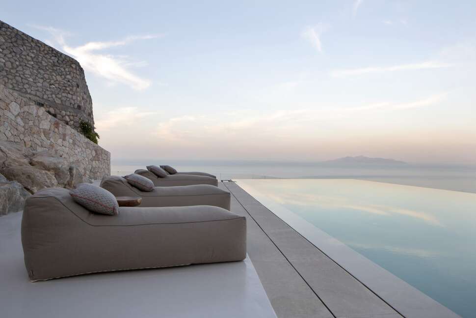 Ein Foto vom Pool im Elessa Hotel