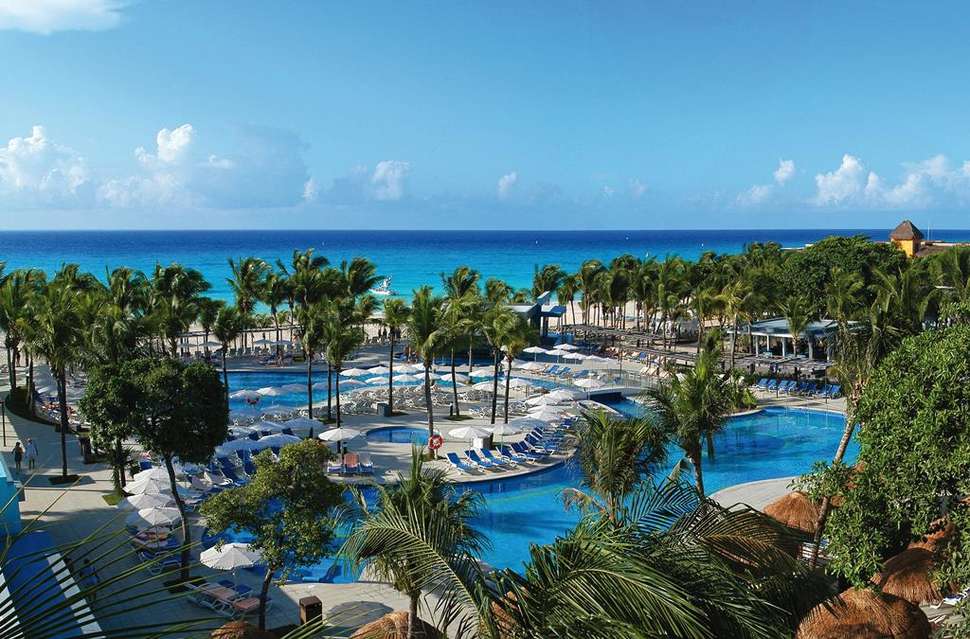Een foto van het zwembad bij Riu Yucatan