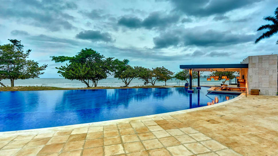 Een foto van het zwembad bij Royalton Negril