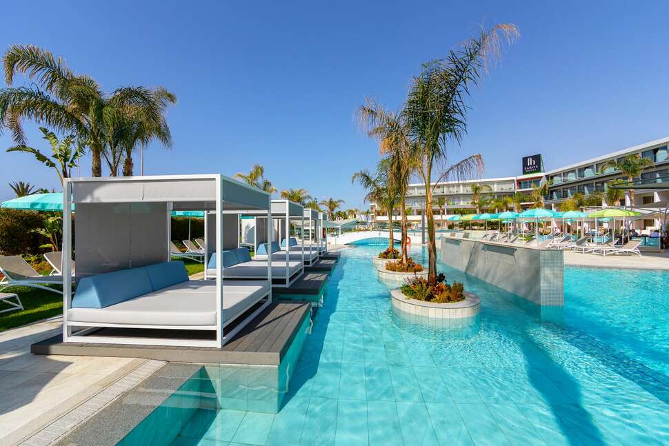 Een foto van het zwembad bij Faros Hotel