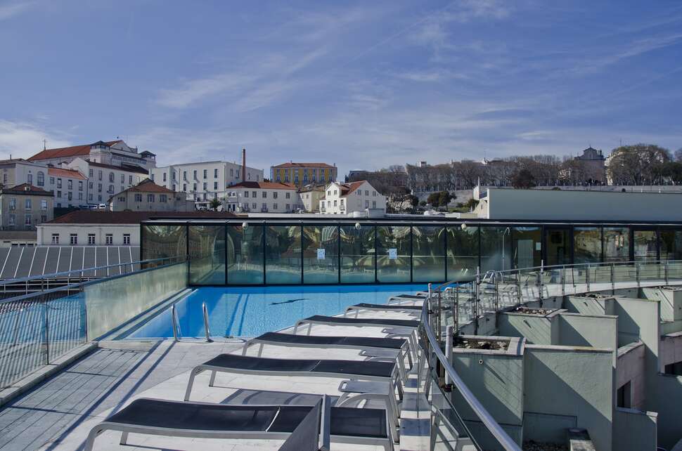 Een foto van het zwembad bij VIP Executive Eden Aparthotel