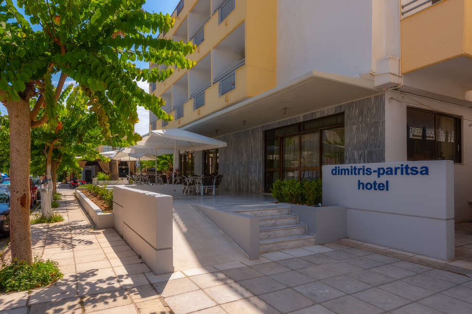 Een foto van de buitenkant van Dimitris Paritsa Hotel