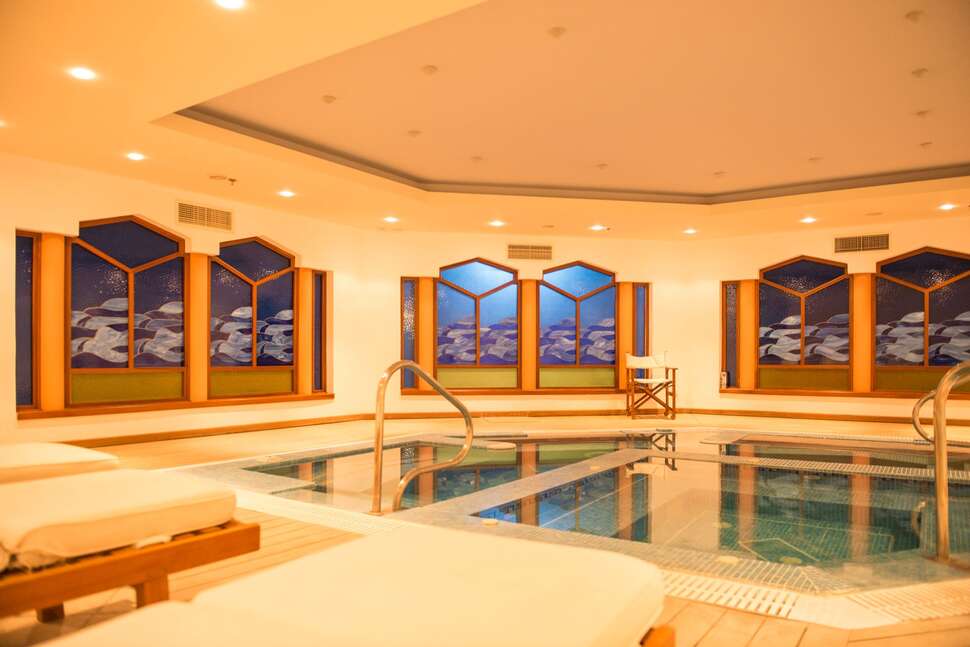 Een foto van het zwembad bij Neptune Luxury Resort