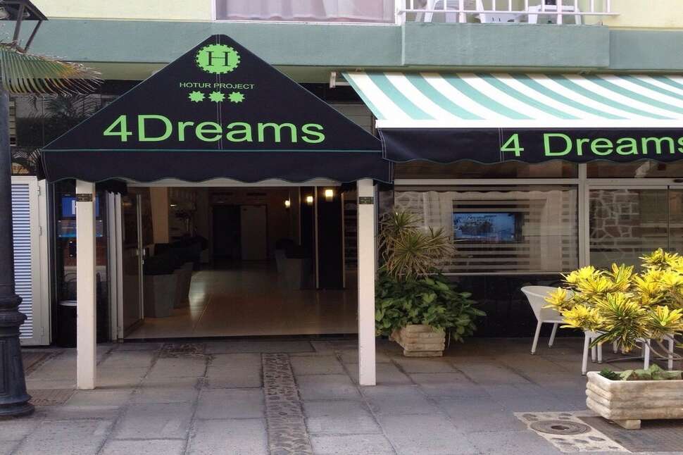 Een foto van de buitenkant van 4Dreams Hotel